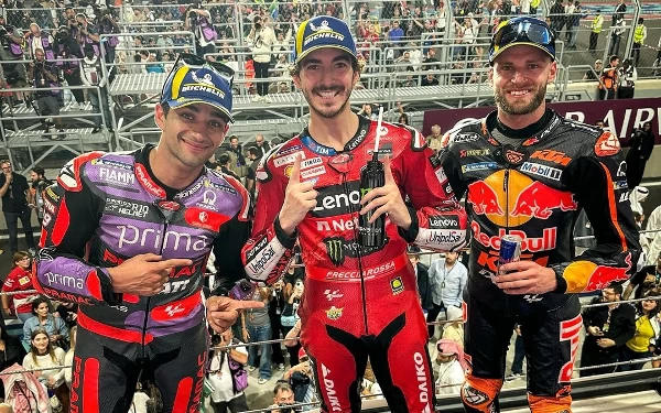 Foto Dari kiri: Jorge Martin, Francesco Bagnaia, dan Brad Binder. Peraih podium GP Qatar 2024 (11/3/2024). (Foto: Instagram MotoGP)