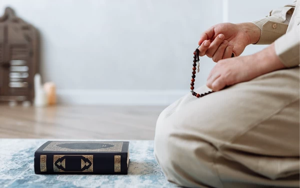 Thumbnail Berita - Doa Berbuka Puasa Lengkap dengan Bacaan Arab, Latin dan Artinya