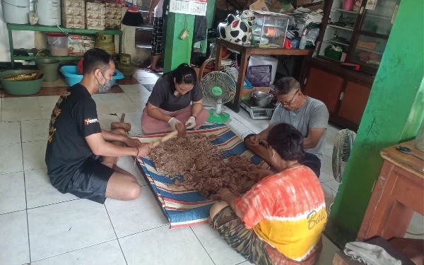 Foto Karyawan Bu Siti, pedagang abon sapi memproses daging untuk dijadikan seratan abon daging (Foto : Ara  For Ketik. co.id)