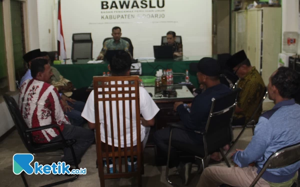 Foto Bawaslu Sidoarjo saat meminta klarifikasi dari 12 Kades di Kecamatan Buduran, Sidoarjo, yang mendeklarasikan diri mendukung pasangan capres tertentu. (Foto: Fathur Roziq/Ketik.co.id)