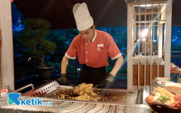 Foto Chef sedang memasak Nasi Goreng Kambing di Fushimi Resto The Onsen Hot Spring Resort Kota Batu.(Foto: Sholeh/ketik.co.id)