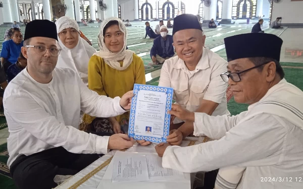 Thumbnail Hari Pertama Ramadan, WNA Australia Ucapkan Syahadat di Masjid Al-Akbar Surabaya