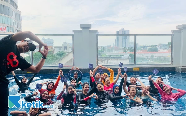 Thumbnail Peringati Hari Perempuan Internasional, Hotel Swiss Belinn Tunjungan Surabaya Adakan Yoga In The Pool