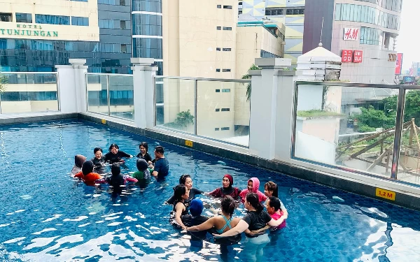 Foto Para peserta sedang menikmati dan bersenang-senang mengikuti yoga dalam air (Foto: Aisyah/Ketik.co.id)