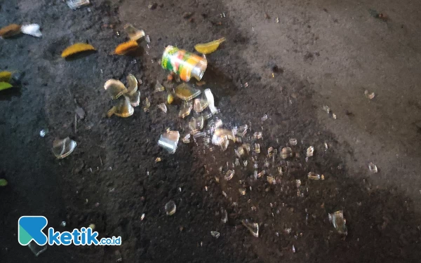 Foto Salah satu sudut pecahan beling dari botol di jalan raya Kiayi Djoned - Ahmad Yani  Perempatan Senori, Kabupaten Tuban (13/03/2024)(Foto Ahmad Istihar/Ketik.co.id)