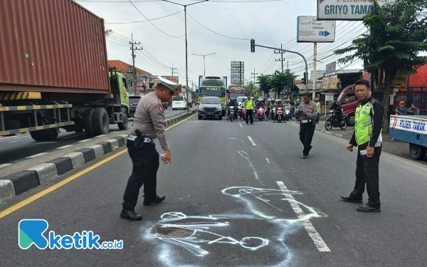 Terlibat Kecelakaan dengan Dua Trailer hingga Tewas di Sidoarjo, Mahasiswi Ngawi Ditinggal di Aspal