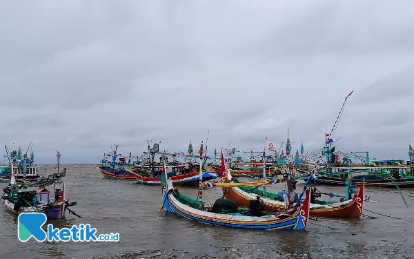 Thumbnail Cuaca Buruk, Nelayan di Situbondo Tambatkan Perahu