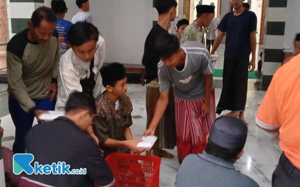 Ratusan Warga Serbu Buka Puasa Gratis di Masjid Agung Pacitan