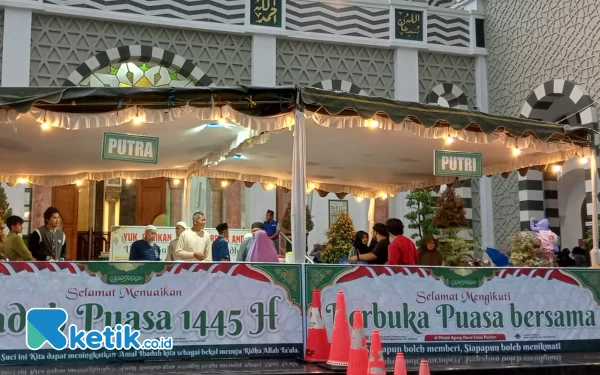 Foto Lapak berbuka puasa MADF Pacitan. (Foto: Al Ahmadi/Ketik.co.id)