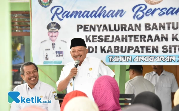 Thumbnail Berita - Bupati Situbondo Salurkan Sembako Program Ramadan Bersama Rakyat