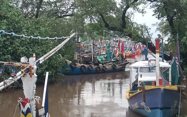 Foto Perahu-perahu bersandar. (Foto: Abdul Hakim/Ketik)