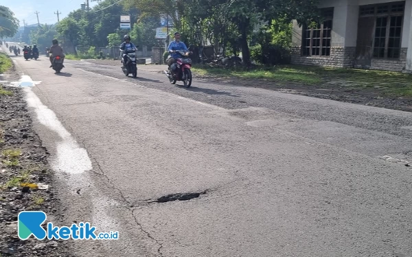 Foto Keluhan masyarakat yang utama untuk jalan Godean - Ngapak adalah bekas galian pipa yang pengembaliannya tidak baik. (Foto: Fajar Rianto / Ketik.co.id)