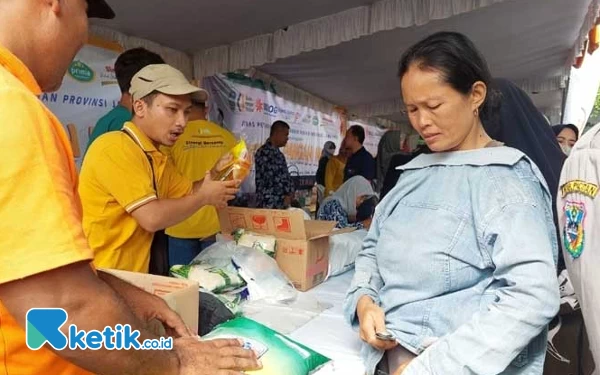 Foto Ratusan warga tengah berebut beli bahan pokok murah di depan Gasibu Pacitan. (Foto: Al Ahmadi/Ketik.co.id)