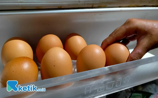 Thumbnail Berita - Harga Pakan Ternak Naik, Harga Telur di Pamekasan Ikut Naik