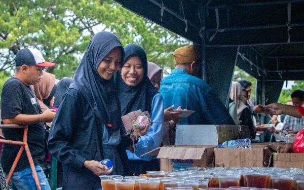 Foto Keceriaan warga yang berburu takjil di kawasan kampus Unesa Lidah Wetan. (Foto: Humas Unesa)