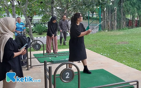 Foto Keseruan para tamu bermain golf sembari menunggu waktu berbuka. (Foto: Husni Habib/Ketik.co.id)