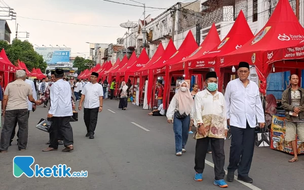 Foto Delapan puluh stan menjual beraneka macam takjil untuk berbuka puasa di Pasar Ramadan (Foto: Fenna/Ketik.co.id)