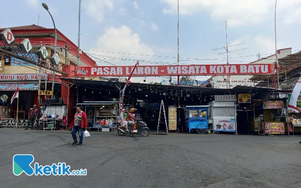 Foto Pasar laron yang ada di Alun Alun Kota Batu. (Foto: Sholeh/ketik.co.id)