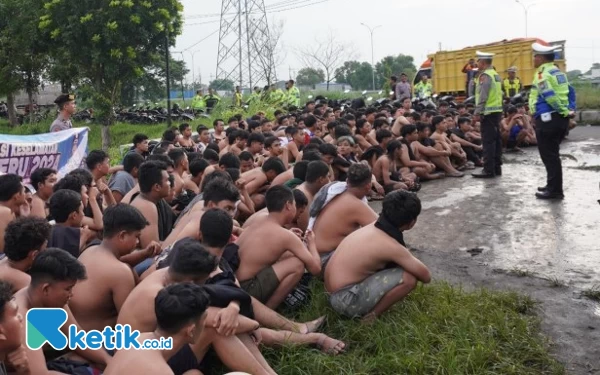 Foto Petugas Polresta Sidoarjo menanyai para pemuda yang terlibat balap liar maupun hanya menjadi penonton di Jalan Arteri Porong pada Sabtu (16/3/2024). (Foto: Satlantas Polresta Sidoarjo).