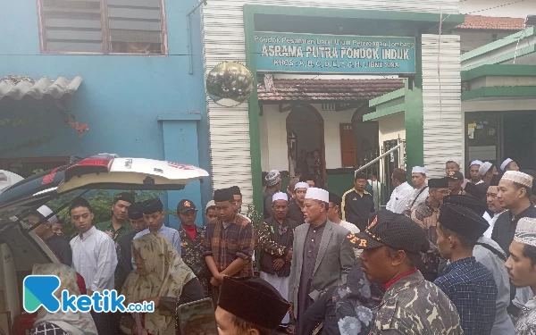 Foto Suasana di Ponpes Darul Ulum Jombang, sebelum Almarhumah Nyai Aiman diberangkatkan ke PP Lirboyo, Kediri (16/3/2024). (Foto: Rifat/Ketik.co.id)