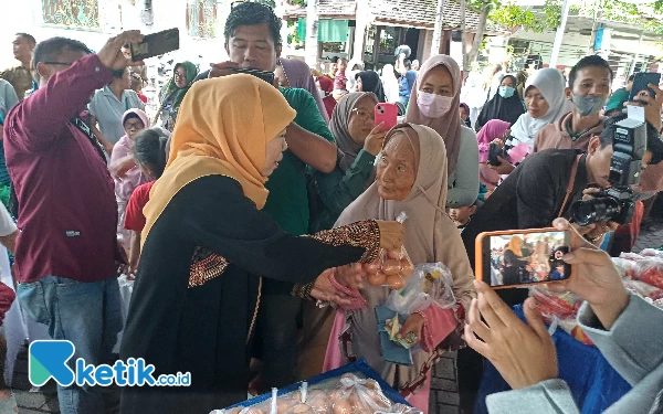 Hari Kelima Puasa, Khofifah Bagikan Telur untuk Ibu Hamil dan Beras untuk Lansia