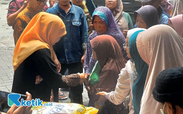 Foto Khofifah tanpa henti memberikan beras kepada lansia untuk memperoleh gizi yang bagus selama bulan ramadan, Sabtu (16/3/2024). (Foto: Khaesar/Ketik.co.id)