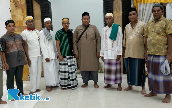 Foto Ketua KKST La Bania S.Sos.MM foto bersama Ustadz Wahyu dengan pengurus masjid Jami Baiturrahim setelah melakukan buka puasa bersama (foto La Jen)