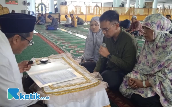 Thumbnail Orang Tua Berbeda Agama, Rivan Ikrarkan Jadi Muslim di Masjid Al-Akbar Surabaya