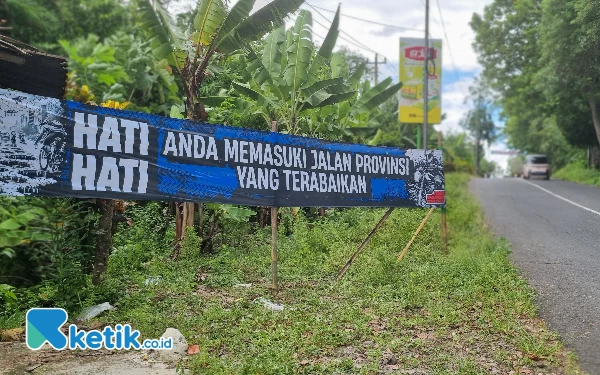 Foto Spanduk menggelitik semacam ini marak terpasang diseputaran jalan Godean kawasan barat. (Foto: Fajar Rianto / Ketik.co.id)