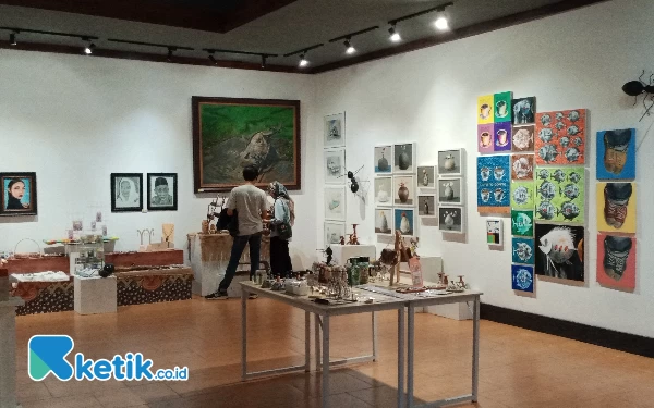Foto Pengunjung sedang menikmati Pameran seni bertajuk Art Mart di Galeri Raos Kota Batu, Minggu (17/3/2024).(Foto: Sholeh/ketik.co.id)