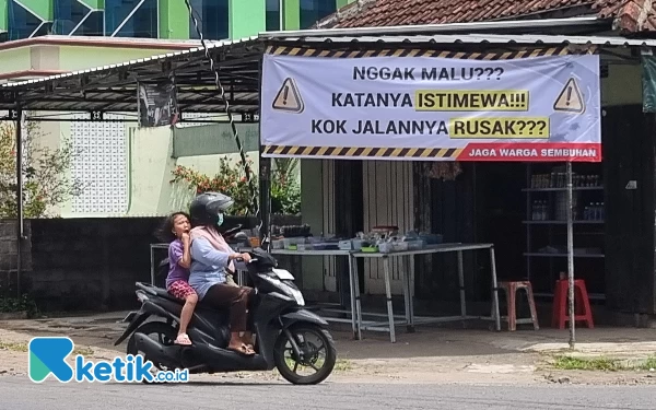 Foto Sejak hari Minggu (17/3/2024) kemarin sejumlah warga melakukan aksi protes berupa pemasangan 40 spanduk lebih mulai jalan Godean km 16,5. Jembatan Klepu ke arah barat. (Foto: Fajar Rianto / Ketik.co.id)