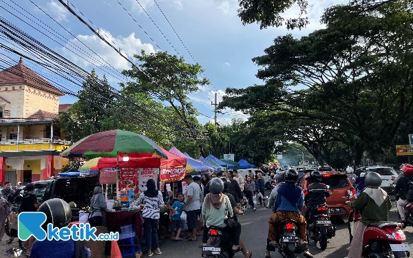 Pasar Takjil Kota Malang Meluber hingga Badan Jalan