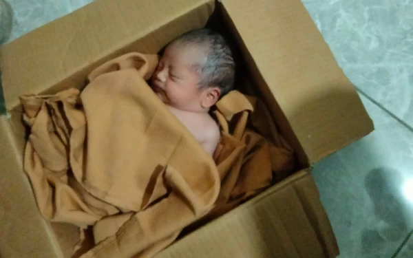 Thumbnail Bayi Laki-Laki di Kediri Ditemukan dalam Kondisi Tali Pusar Masih Menempel