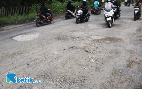 Foto Lubang-lubang jalan yang menganga di Jalan Rajawali, Desa Kletek, Taman, Sidoarjo, membahayakan pengendara pada Minggu (17/3/2024). (Foto: Fathur Roziq/Ketik.co.id)