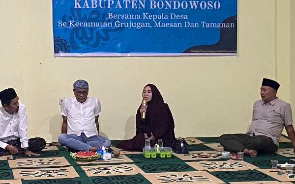 Foto Pj Sekda Bondowoso, Haeriyah Yuliati saat menjabarkan tentang penyebab masih belum cairnya tunjangan perangkat desa pada Senin (18/3/2024) malam di Balai Desa Grujugan Kidul (Ari Pangistu for ketik.co.id)