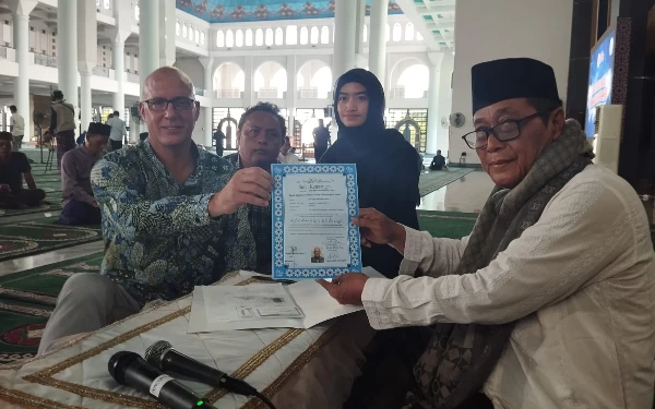 Thumbnail Seorang Ateis Terketuk Hatinya Hingga Masuk Islam di Masjid Al-Akbar Surabaya