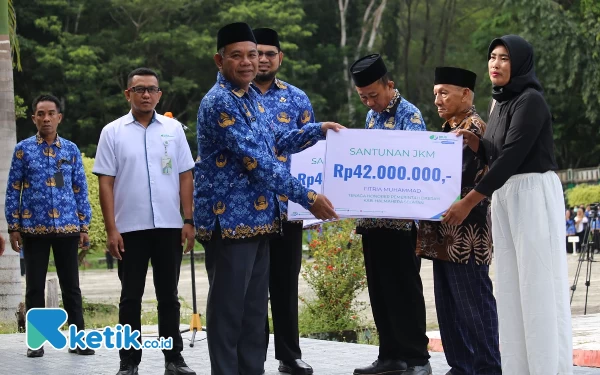 Foto Safiun Radjulan dalam kesempatan menyerahkan santunan JKM (Foto Alif)