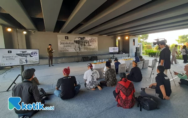 Foto Diskusi bersama terkait hitam putih jembatan lama Kediri, Senin (18/3/2024). (foto : Isa/Ketik.co.id).