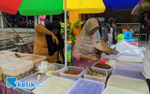 Foto Lapak milik Nunung di depan Pasar Minulyo Pacitan, yang ramai diserbu pembeli. (Foto: Al Ahmadi/Ketik.co.id)