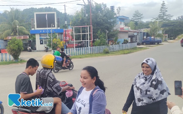 Thumbnail Nampak beberapa Dewan Guru SMKN 2 Raja Ampat membagikan Takjil kepada penguna jalan di area Pos Lantas Kota Waisai. Foto: Abi/Ketik.co.id)