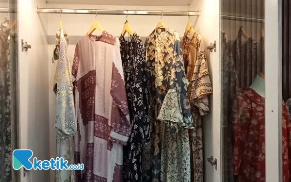 Foto Gamis motif batik yang cantik produksi  DWP Bapenda Jatim (Foto: Fatimah/Ketik.co.id)