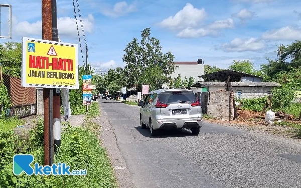 Foto Contoh tanda atau rambu pada jalan rusak dan belum diperbaiki oleh penyelenggara. (Foto: Fajar Rianto / Ketik.co.id)