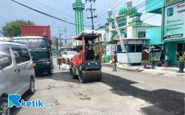 Foto Perbaikan jalan rusak juga dilakukan Dinas PU Bina Marga dan SDA Sidoarjo di Kecamatan Gedangan. (Foto: Dinas Kominfo Sidoarjo)