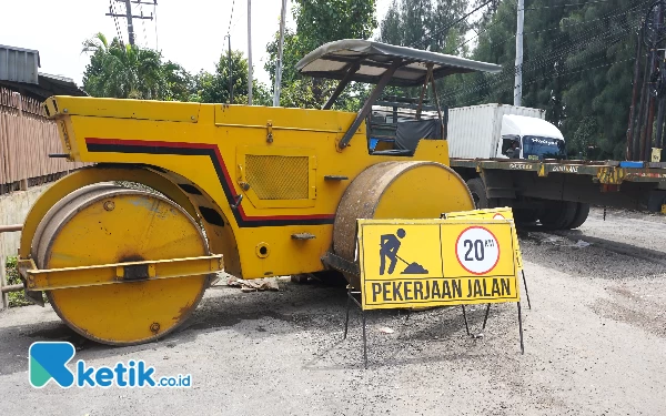 Foto Perbaikan jalan rusak di Desa Kletek, Kecamatan Taman, Sidoarjo, merespons keluhan pengguna jalan. (Foto: Dinas Kominfo Sidoarjo)