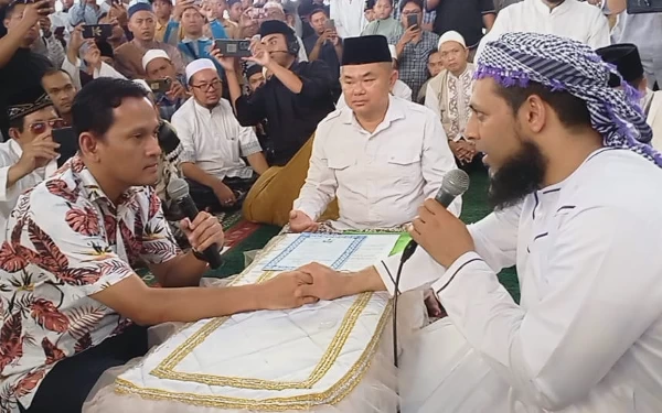 Foto Proses penyebutan kalimat syahadat Alih Sindu Pribadi warga Rungkut Surabaya yang dipimpin oleh Syech Ziyaad Patel. (Foto: Humas MAS)