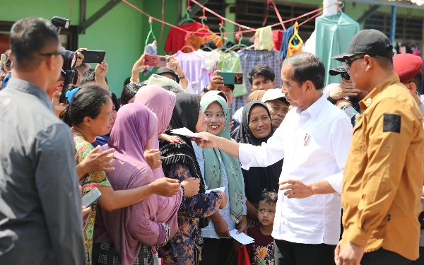 Thumbnail Kunjungi Korban Banjir di Demak, Presiden Jokowi Ingatkan untuk Jaga Lingkungan