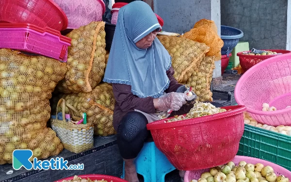 Foto Seorang pegawai sedang mengupas buah di rumah produksi Kendedes Desa Tulungrejo Kecamatan Bumiaji Kota Batu.(Foto: Sholeh/ketik.co.id)