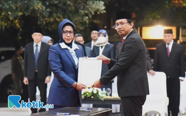 Foto Bupati Gus Muhdlor melantik Dr Fenny Apridawati sebagai Sekretaris Daerah Kabupaten Sidoarjo disaksikan pejabat lain, seperti Kepala Bakesbang Fredik Suharto, Kepala Inspektorat Andjar Surjadianto, dan pejabat lainnya. (Foto: Dinas Kominfo Sidoarjo)