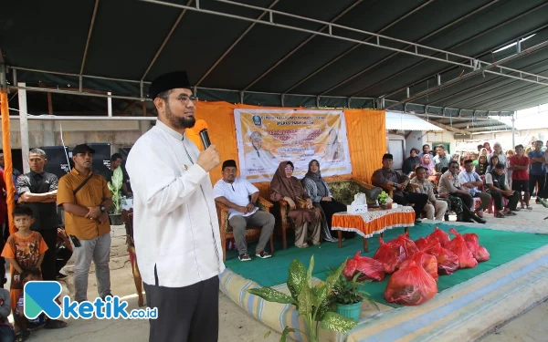 Salur Sembako Gratis, Bupati Halsel Ajak Warga Doakan Almarhum Usman Sidik