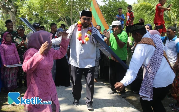 Foto Sambutan warga kayoa mengajak Bupati Bassam menari tarian Cakalele (Foto Samsudin)